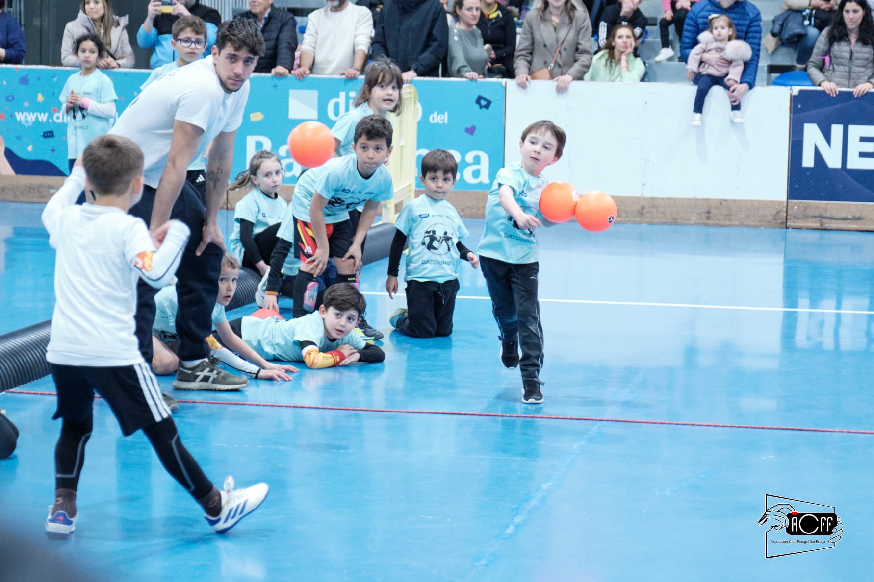 Jugadores infantiles de datchball durante un partido