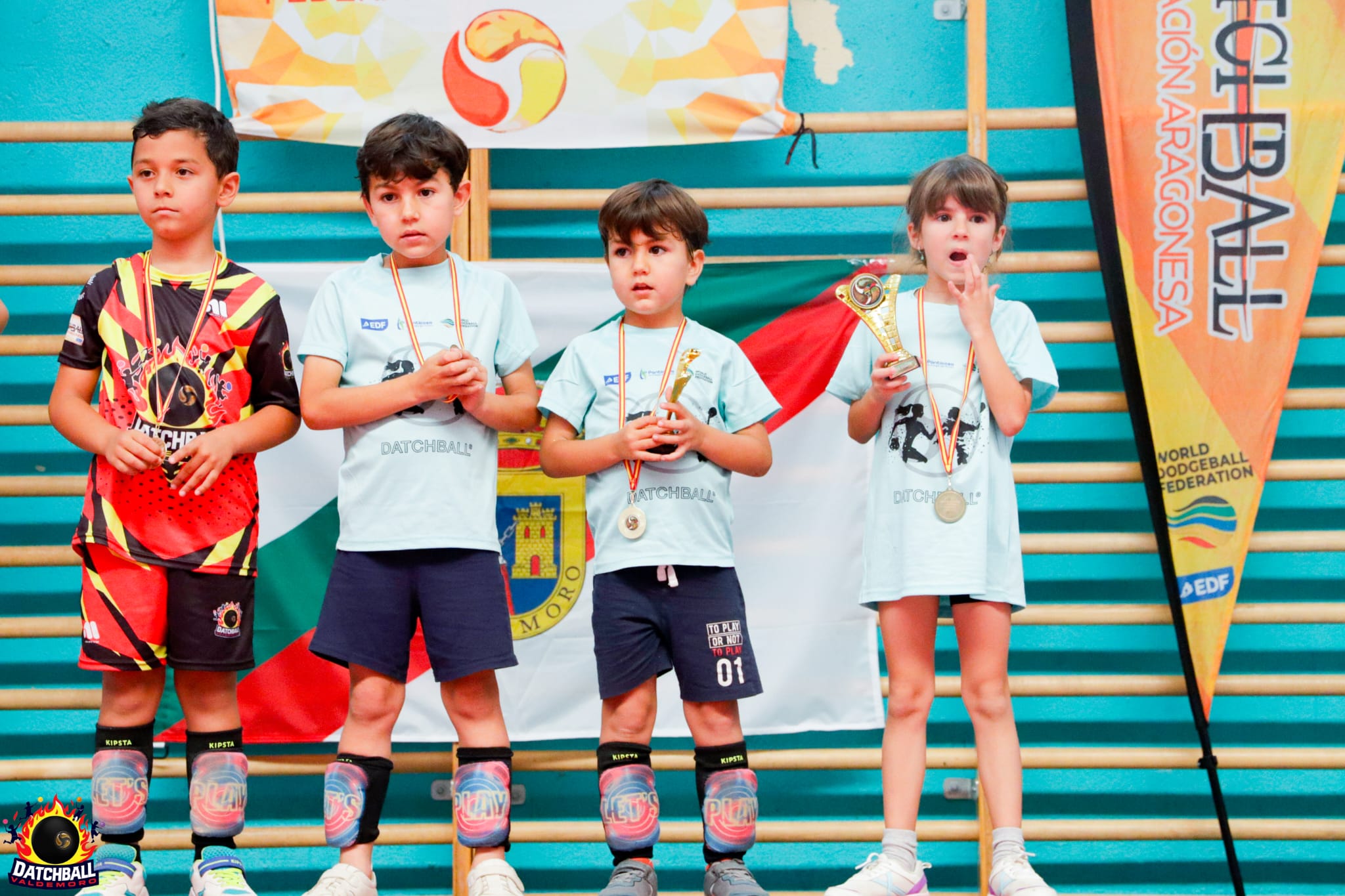 Jugadores infantiles de Datchball Valdemoro con sus trofeos
