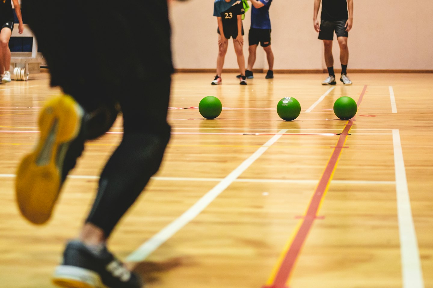 Personas jugando en una cancha deportiva interior.