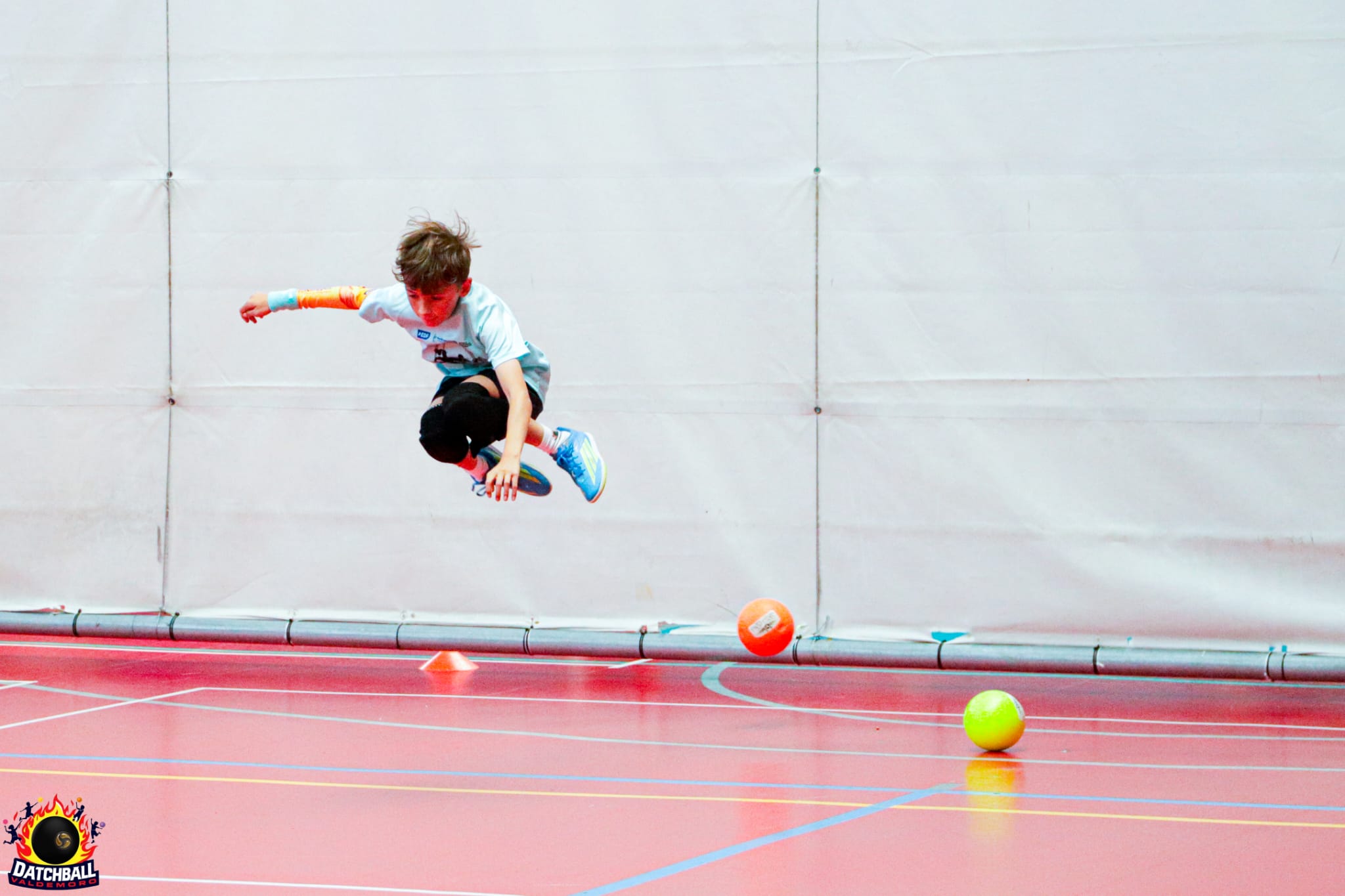 Jugador de datchball saltando durante un entrenamiento